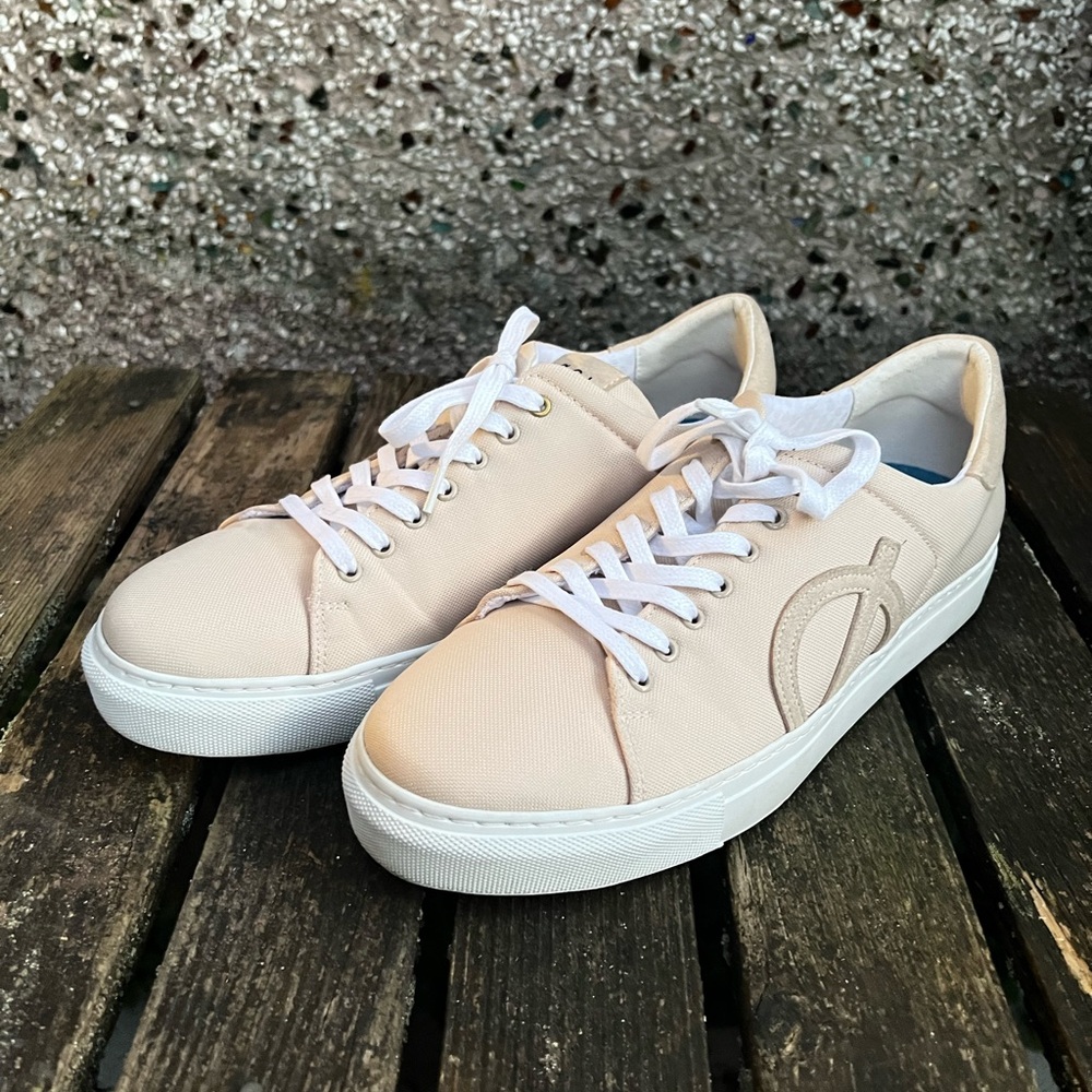 LOCI sz 41 vegan low-top casual sneakers, water resistant, made in Portugal, EUC